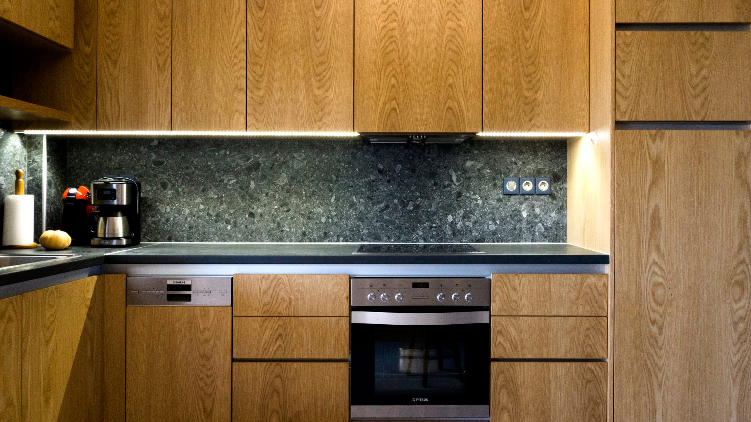 kitchen, oak furniture, contrast